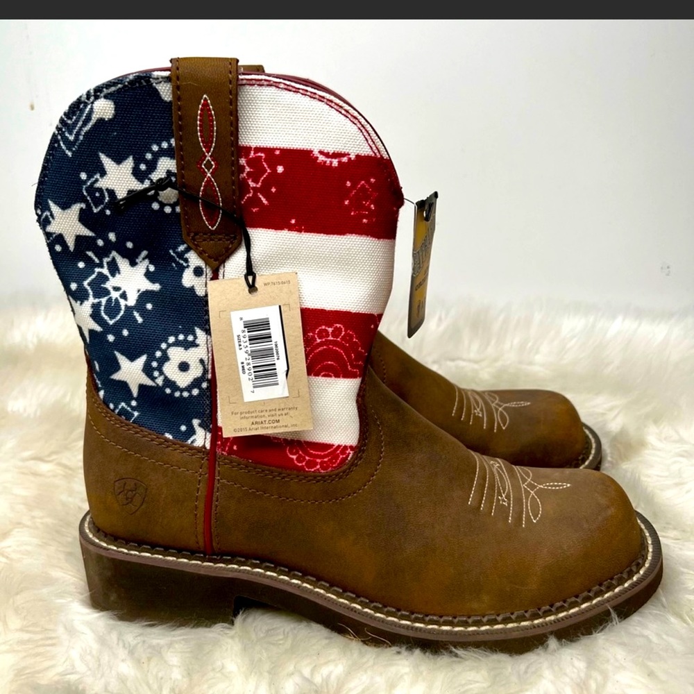 Ariat Fatbaby cowboy boots size 8 1/2. Tags still on them, perfect condition!